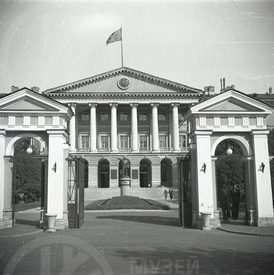 Памятник В.И. Ленину. Смольный