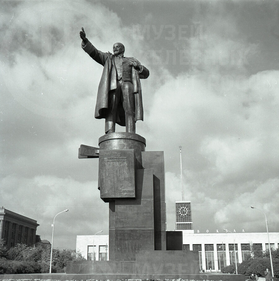 Памятник В.И. Ленину. Финляндский вокзал