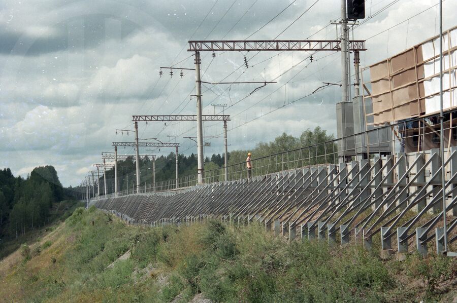 Усиление откосов насыпи на 202 км линии Санкт-Петербург – Москва. Электропоезд ЭР 200 на станции Металлострой