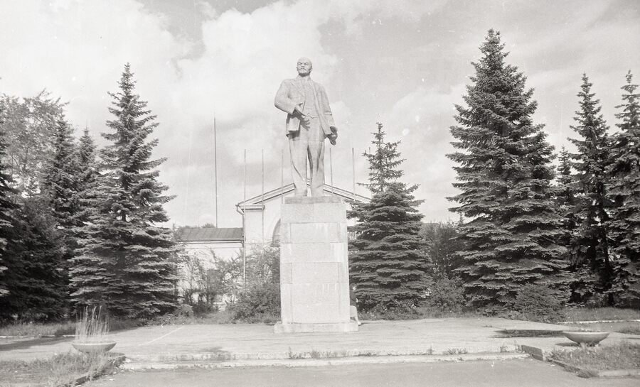 Привокзальная площадь и памятник В.И. Ленину. Станция Великие Луки