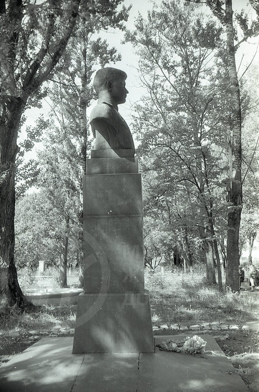 Памятник  летчику Михайлову на привокзальной площади. Станция Идрица