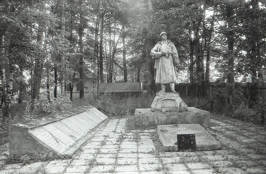 Памятник на братской могиле. Станция Жижица
