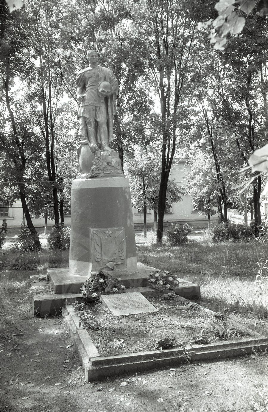 Памятники и доски на могилах Рощупкина и братской. Станция Новосокольники