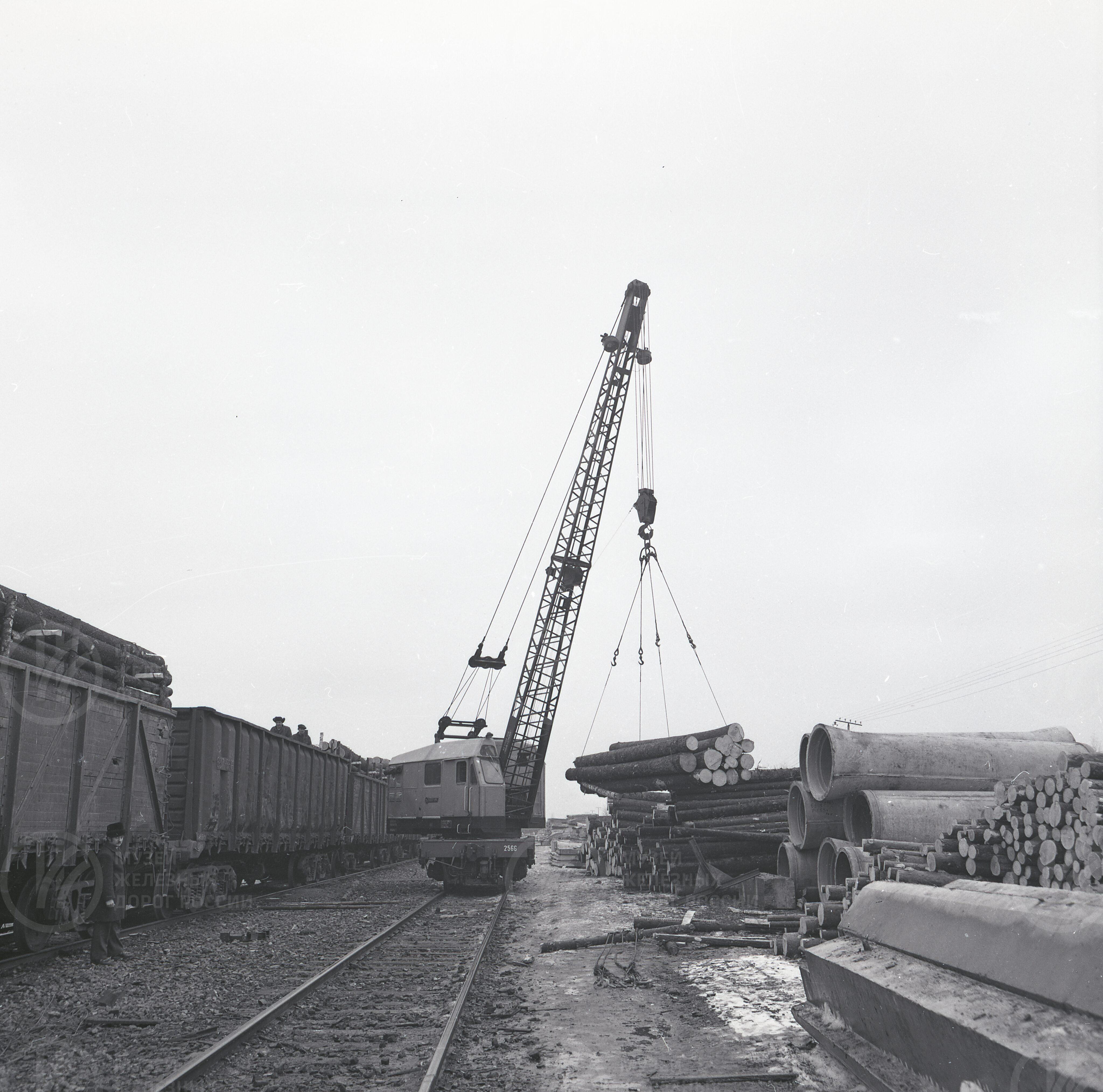 Погрузка лесоматериалов пакетами. МЧ-5. 1970-е годы, изображение 2