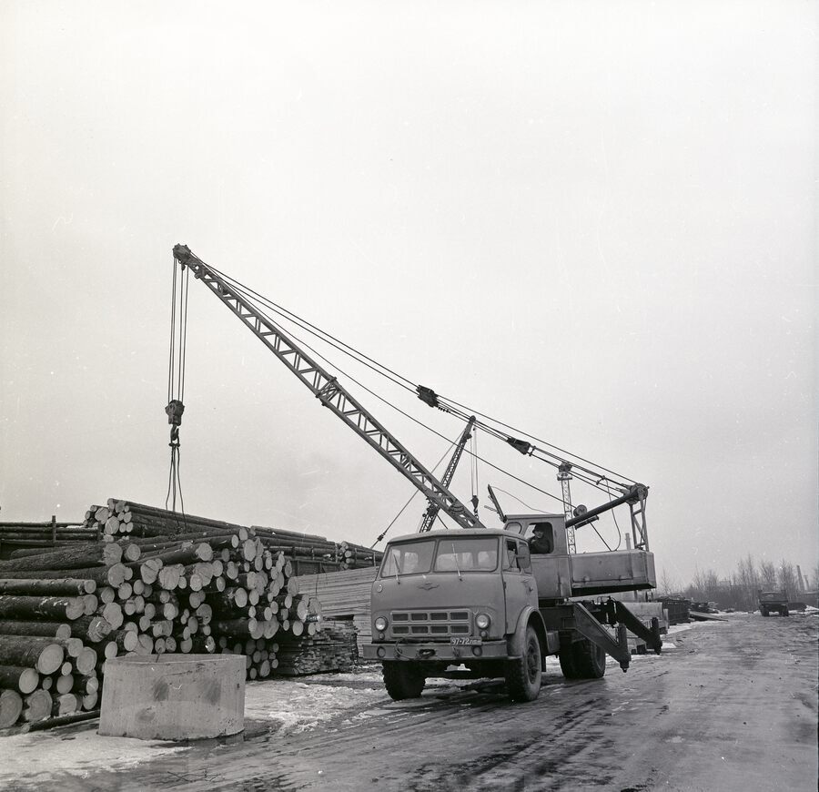 Погрузка лесоматериалов пакетами. МЧ-5. 1970-е годы