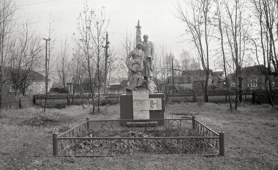 Памятник павшим в Великой Отечественной войне солдатам. Станция Старица