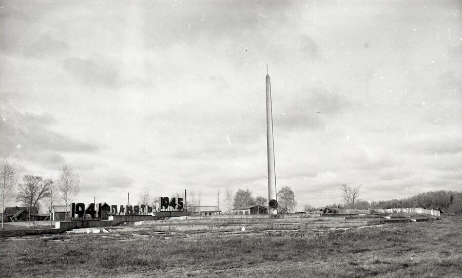 Монумент «Память 1941–1945» на автодороге Ржев – Великие Луки