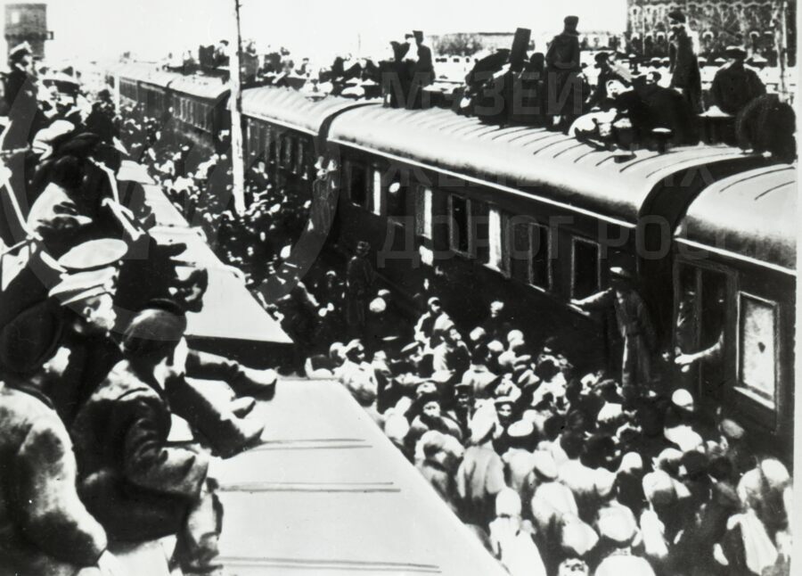 Пассажирский поезд. 1920 г.