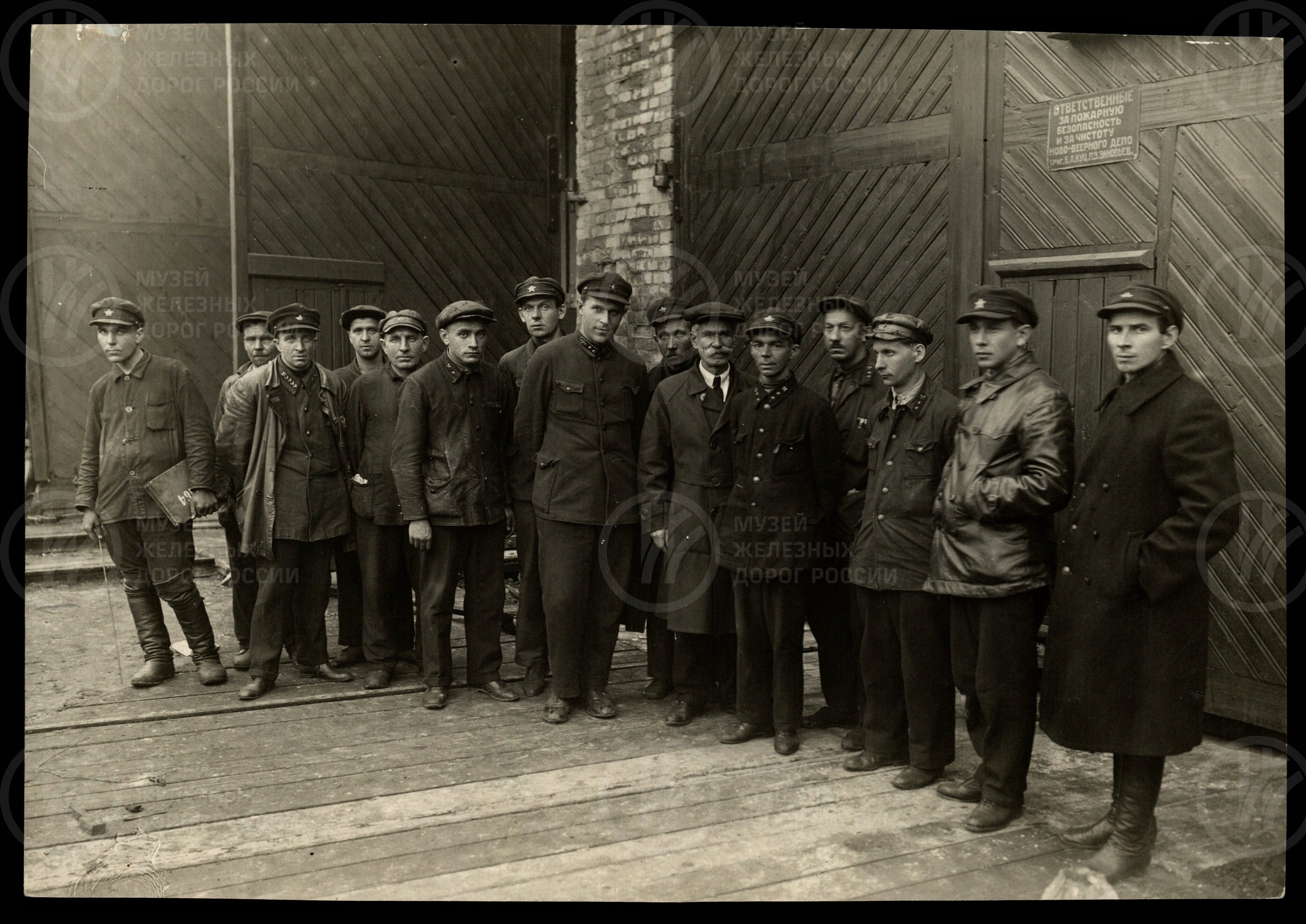 Руководители депо Ленинград-Пассажирский-Московский с группой рабочих. 1935 г., изображение 1