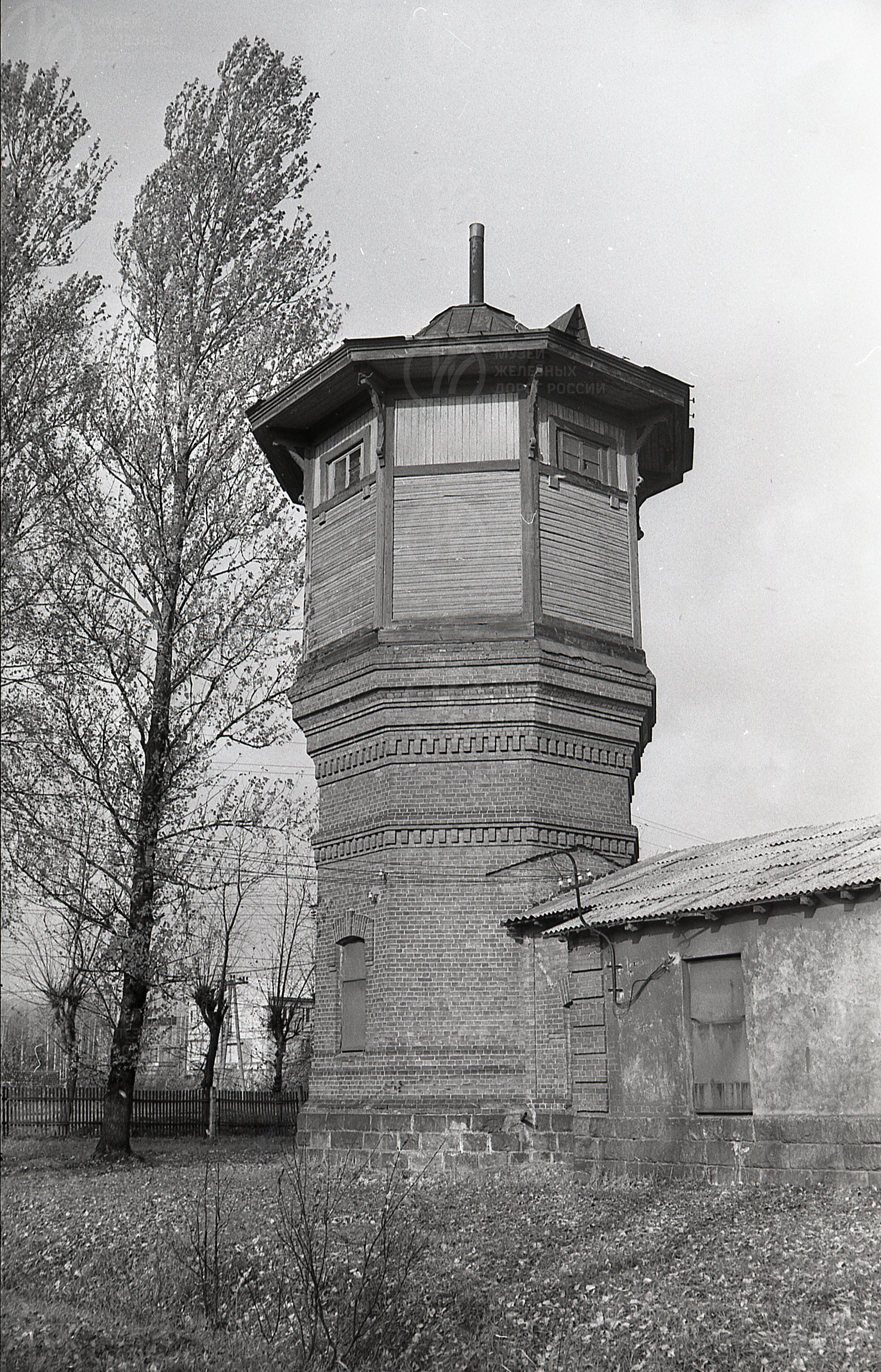 Водонапорная башня и гидравлическая колонка. Станция Семрино, image 3