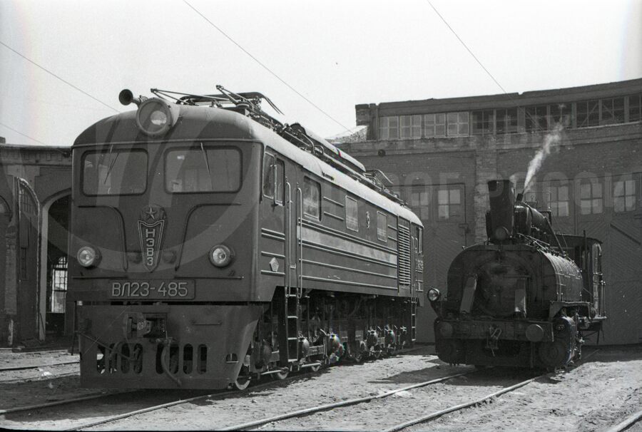 Танк-паровоз Ь-945 и электровоз ВЛ23-485