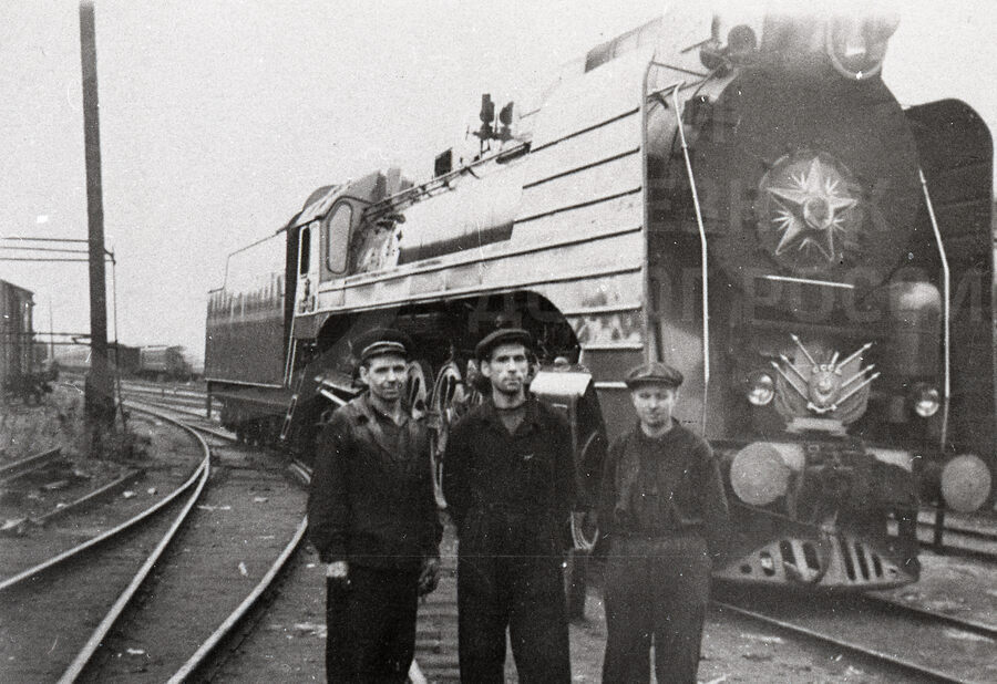 Паровоз П36 и паровозная бригада