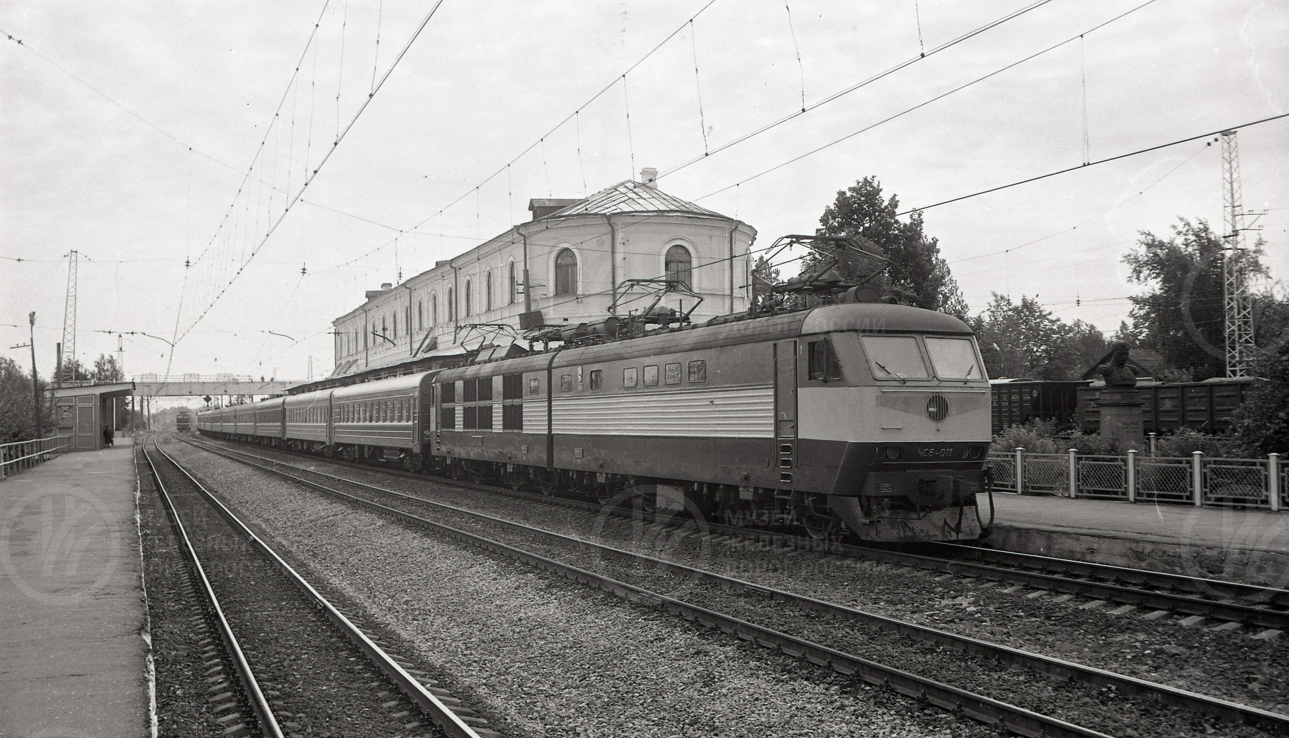 Пассажирский поезд с электровозом ЧС-6. Станция Любань, image 1