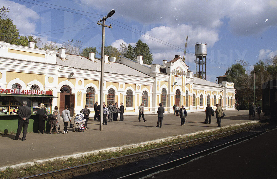 Установка первой опоры контактной сети. Станция Бабаево. 1998 г.