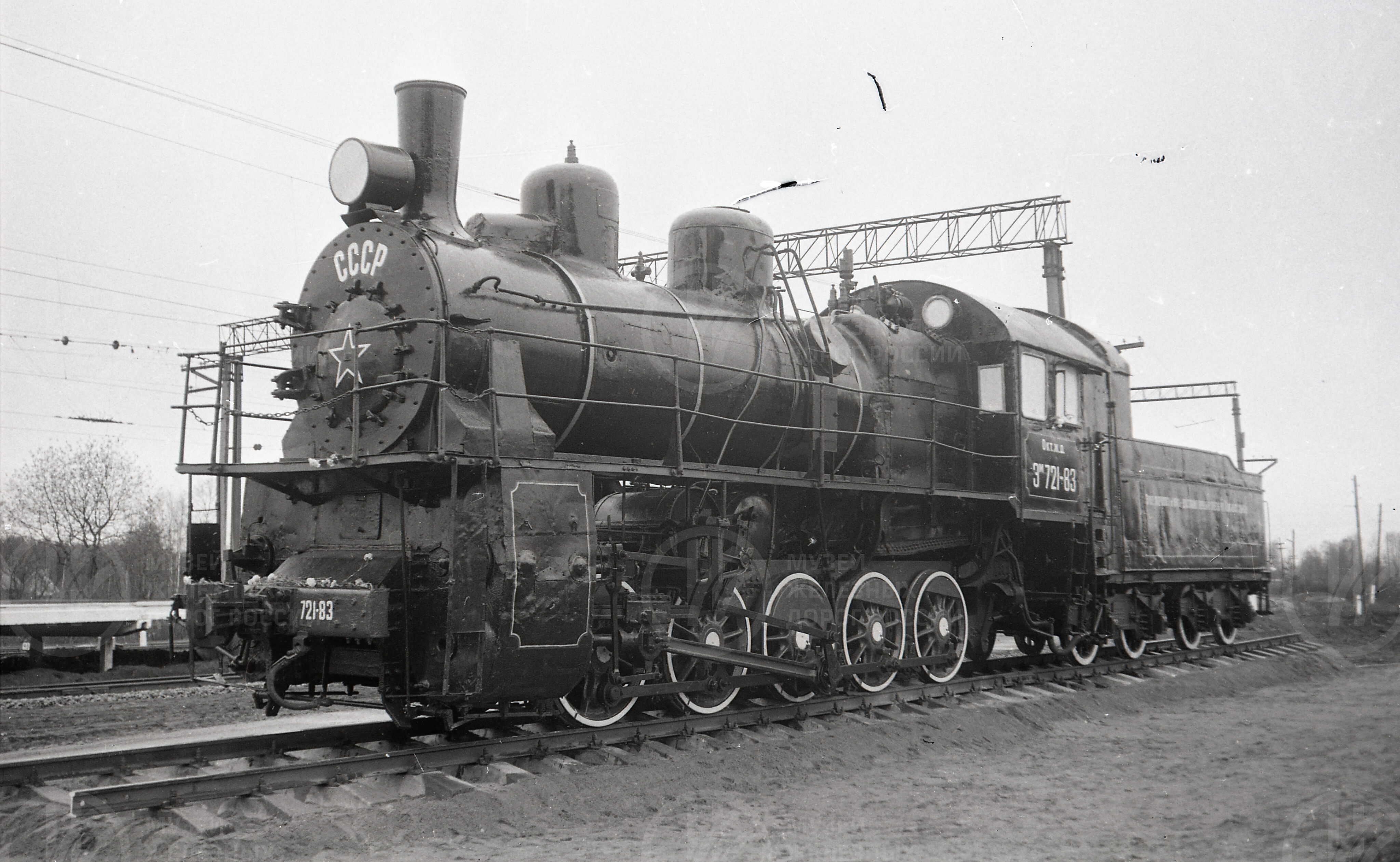 Паровоз-памятник Эм721-83, изображение 1