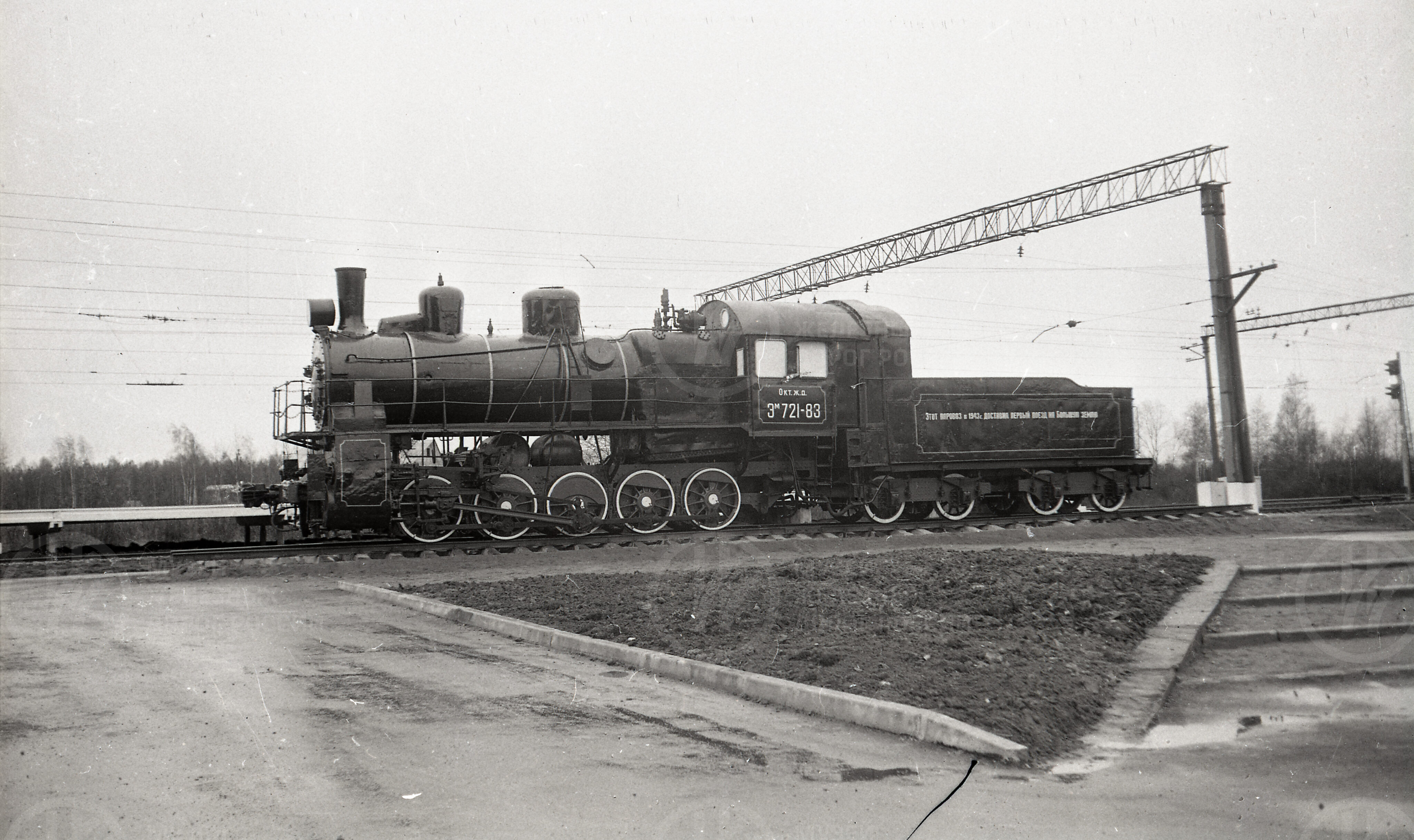 Паровоз-памятник Эм721-83, изображение 2