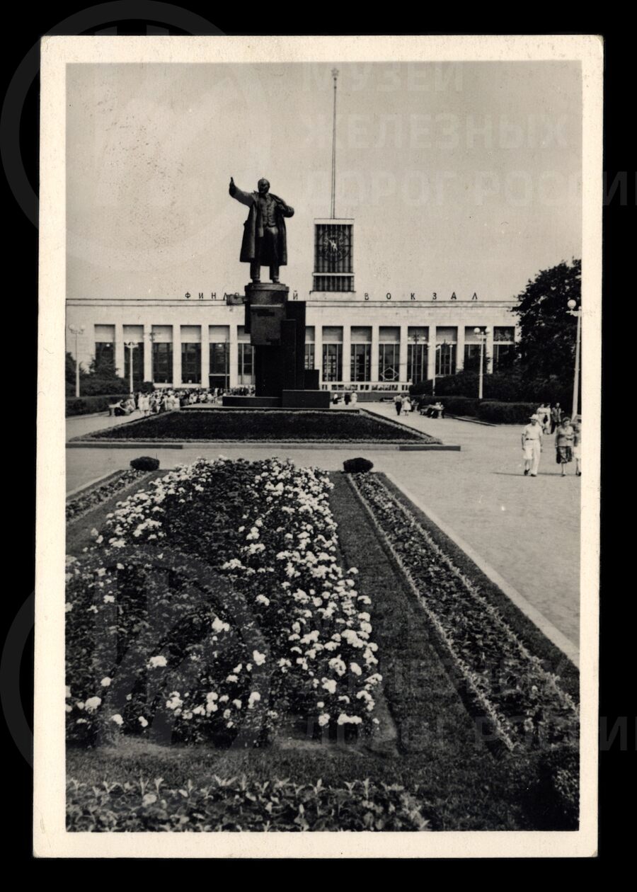 Памятник В.И. Ленину на площади у Финляндского вокзала. 1961 г.