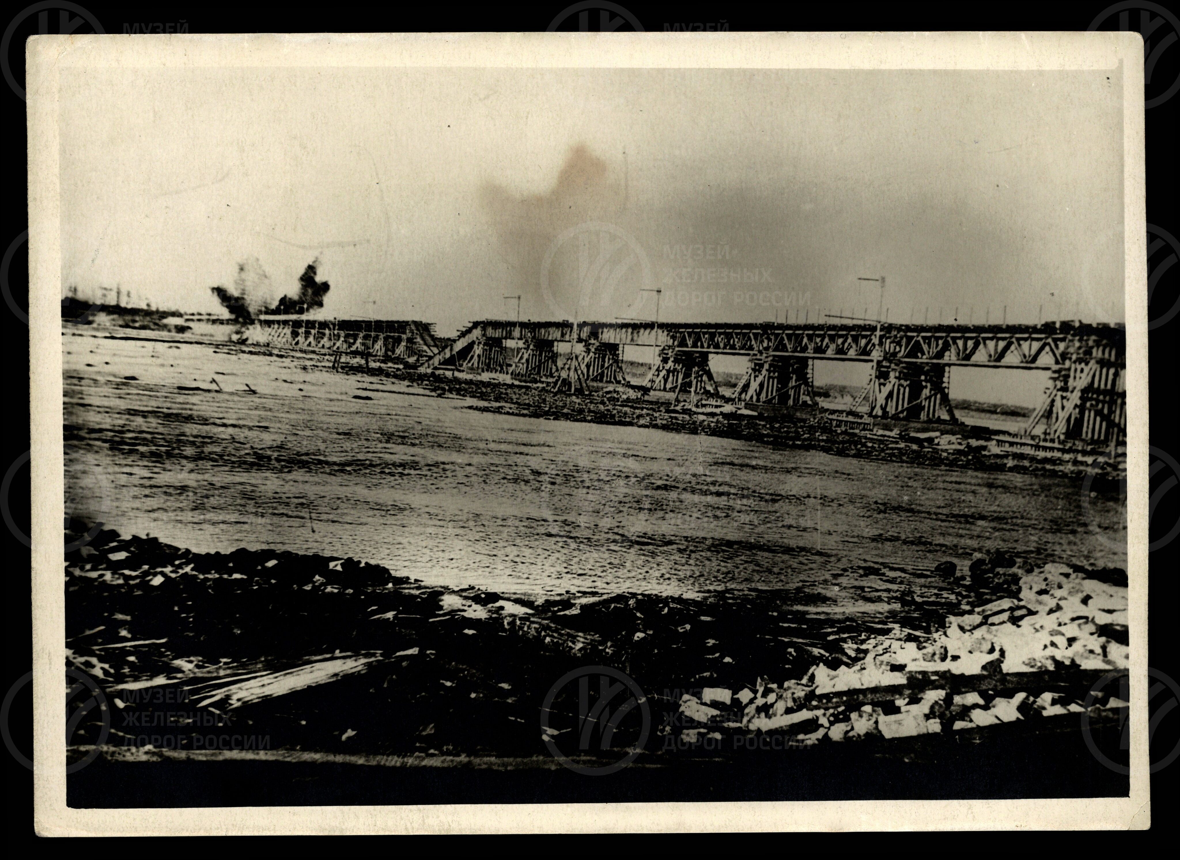 Мост через реку Неву. Момент бомбежки. 1943 г., изображение 1