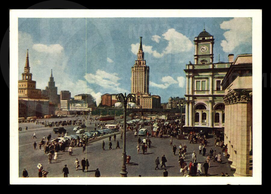 Комсомольская площадь в Москве. На переднем плане часть Ленинградского вокзала
