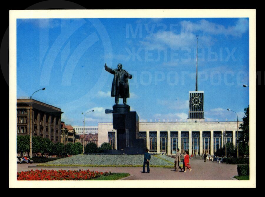 Памятник В.И. Ленину у Финляндского вокзала. 1978 г.