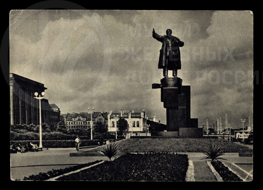 Памятник В.И. Ленину. У Финляндского вокзала. 1956 г.