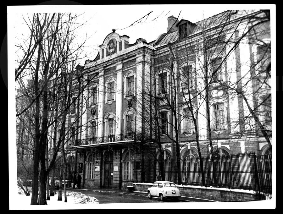 Здание Ленинградского университета и мемориальная доска о событиях 1905–1906 гг.