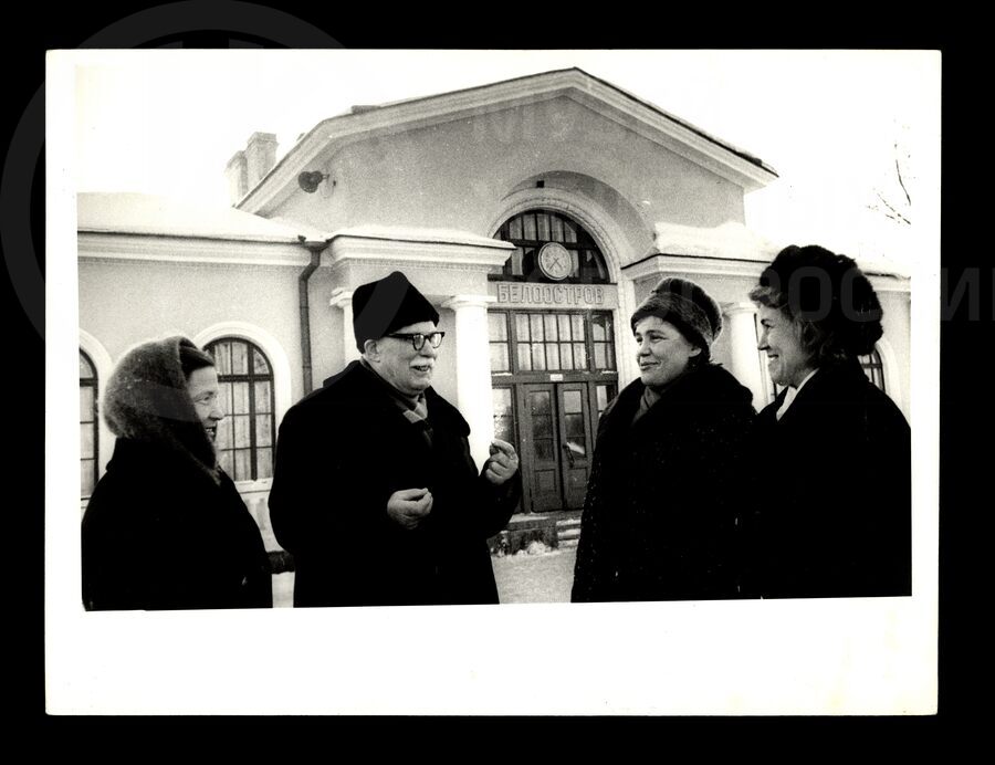 Андрей Андреевич Андреев с железнодорожниками. 1966 г.