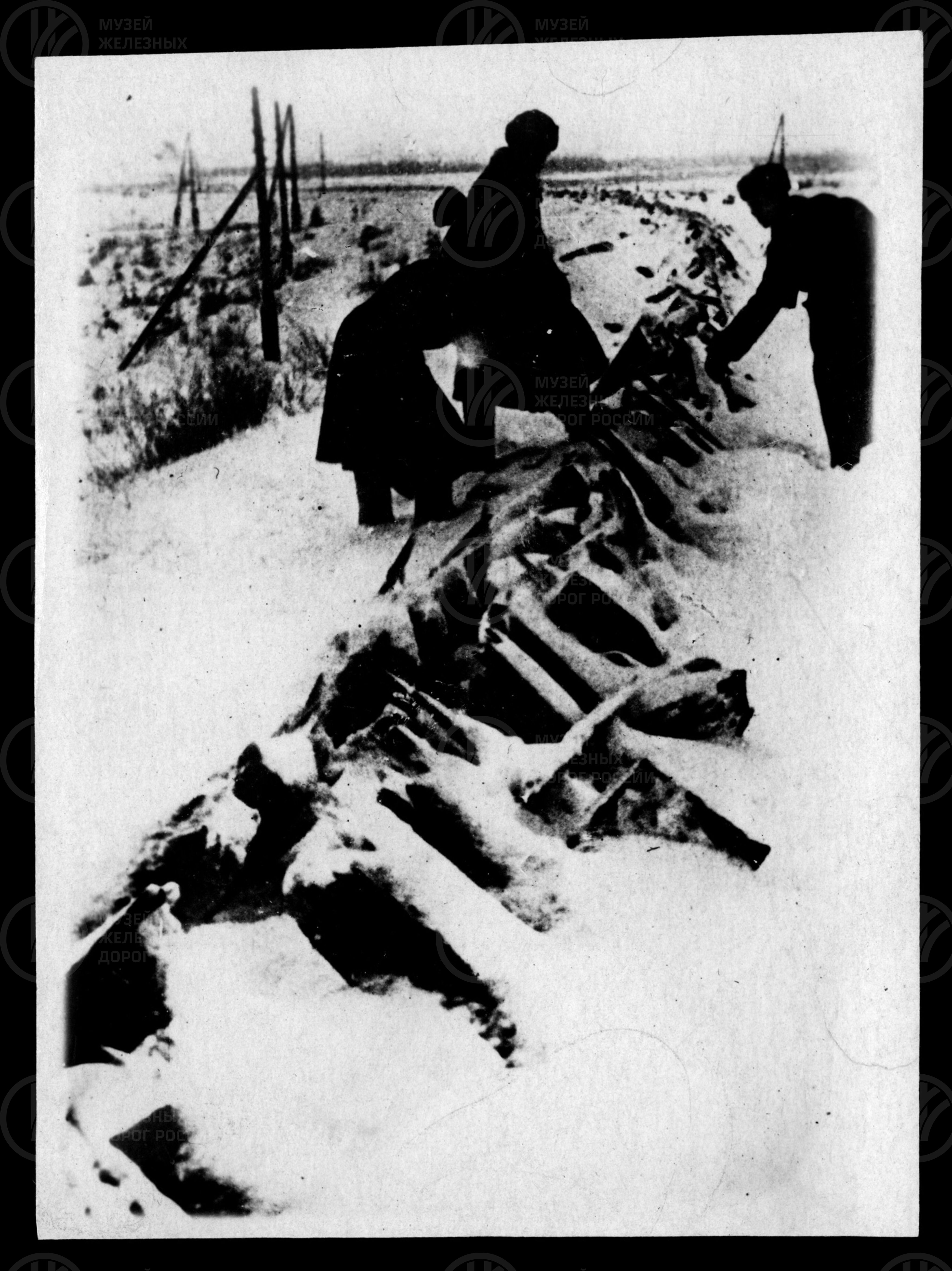 Осмотр земляного полотна, разрушенного плугом. 1941–1945 гг., изображение 1
