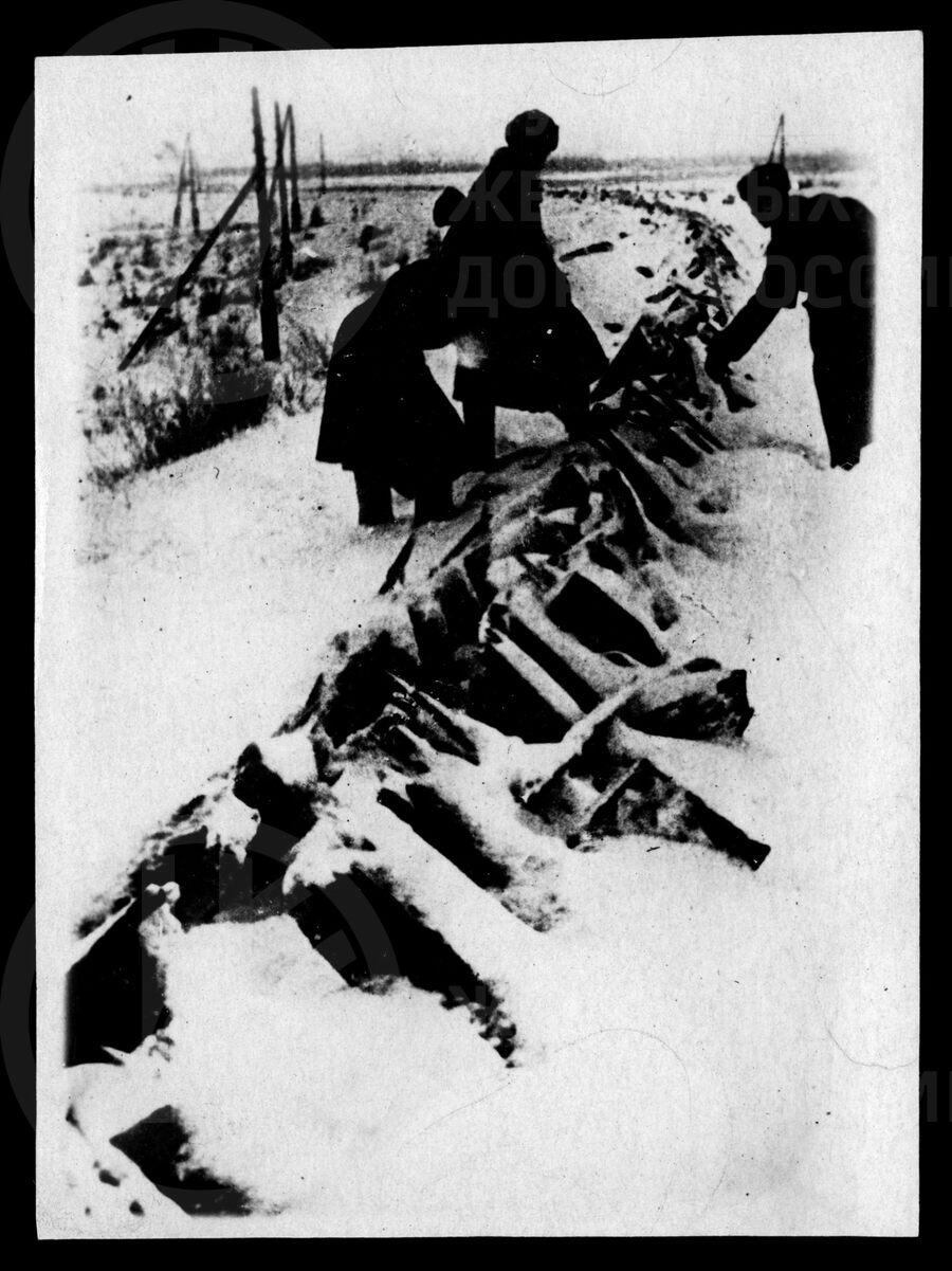 Осмотр земляного полотна, разрушенного плугом. 1941–1945 гг.