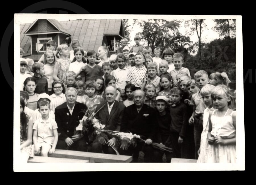 А.В. Казаринов – бывший партизан на встрече с пионерами. 1970-е годы