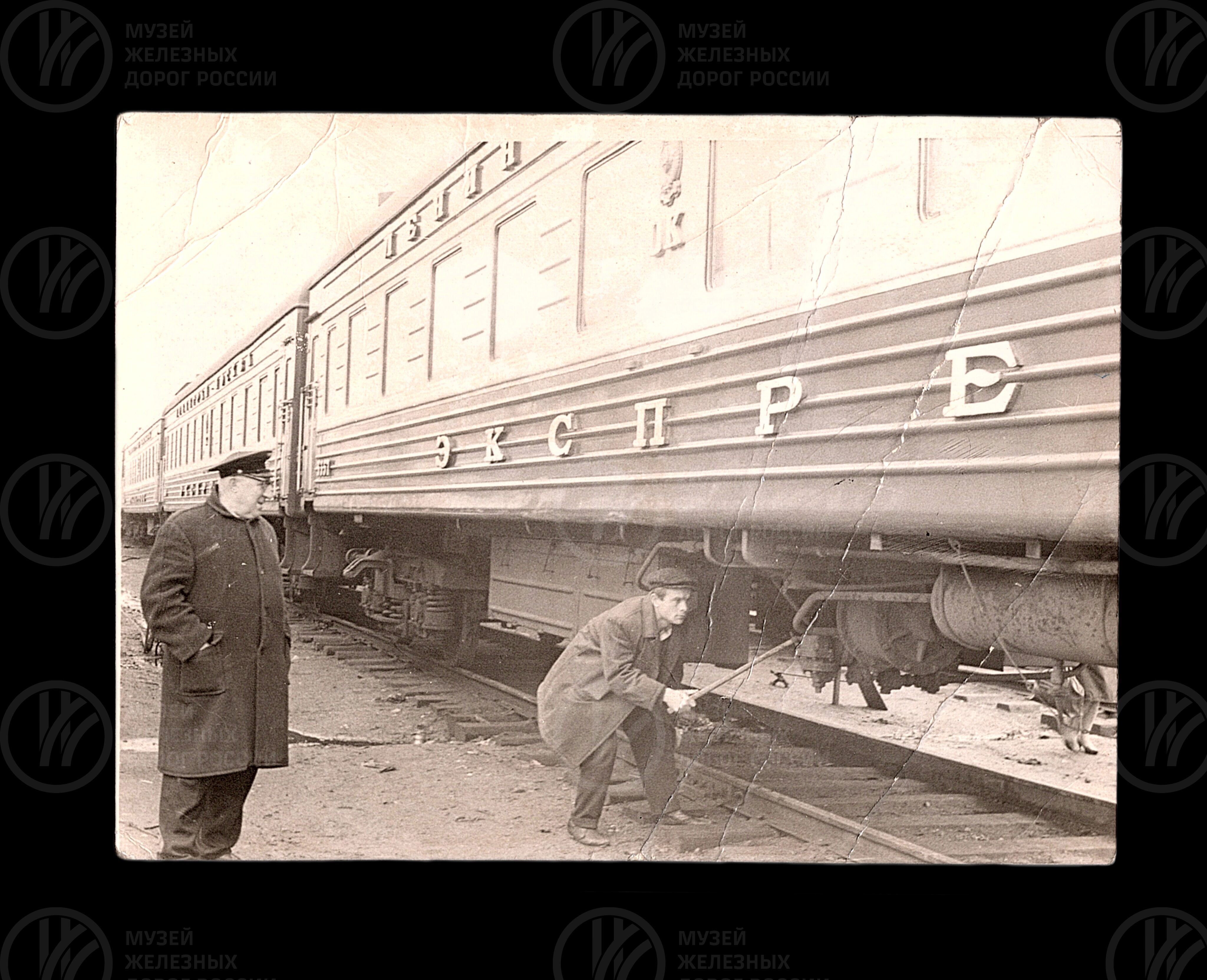 Н.К. Никифоров проверяет работу осмотрщиков. 1970-е годы, image 1