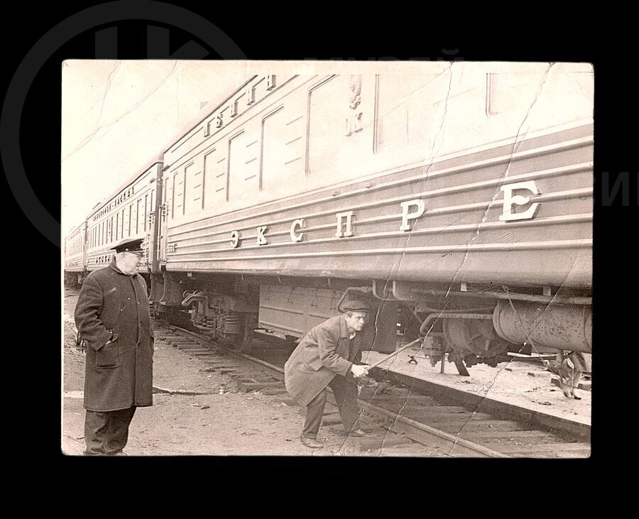 Н.К. Никифоров проверяет работу осмотрщиков. 1970-е годы