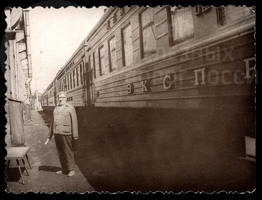 Н.К. Никифоров проверяет работу осмотрщиков. 1970-е годы