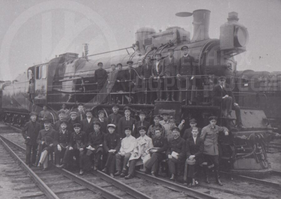 Группа железнодорожников у паровоза серии Л. 1920-е гг.