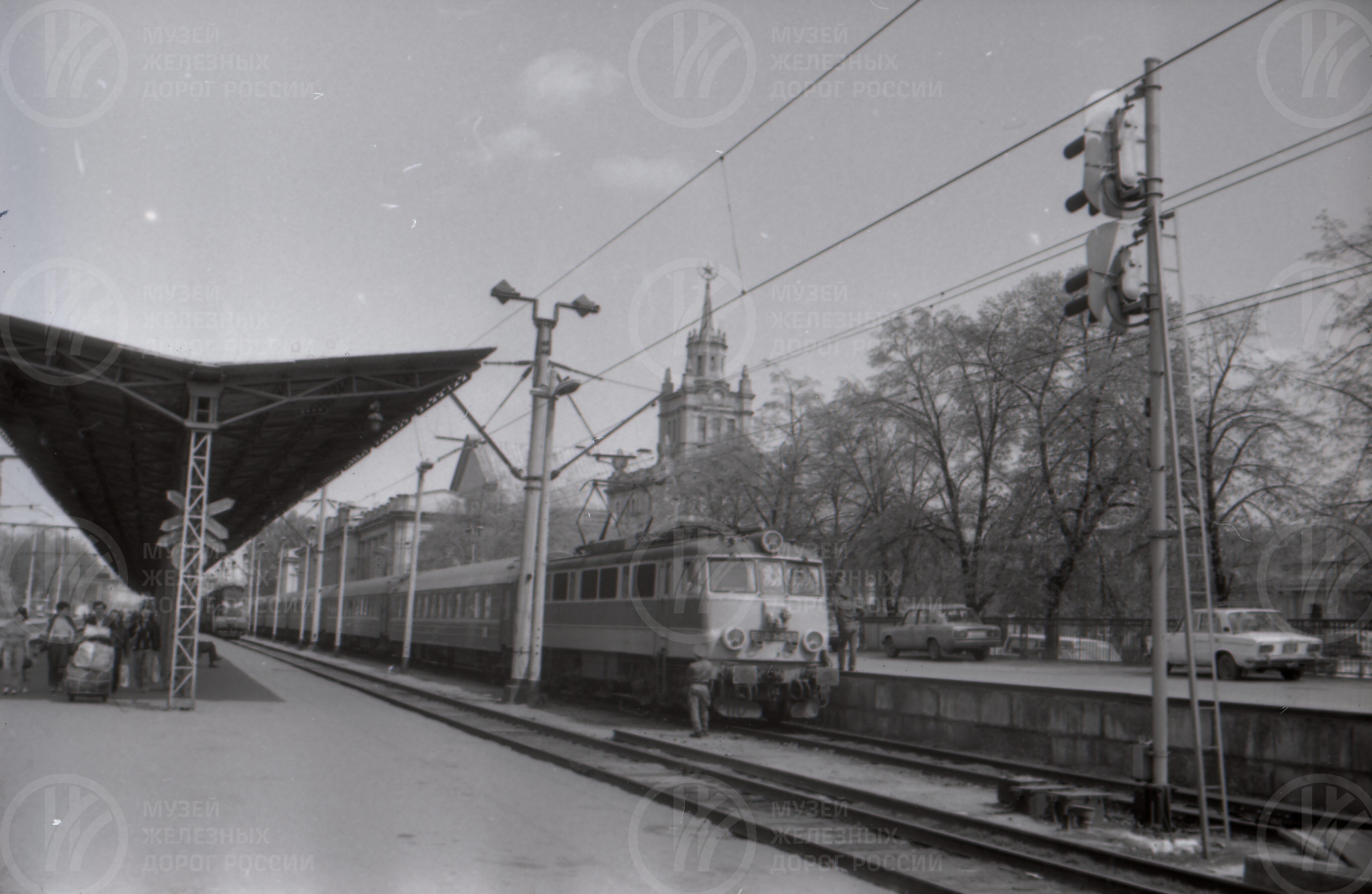 Польский электровоз EU07-050 с пассажирским поездом, image 1