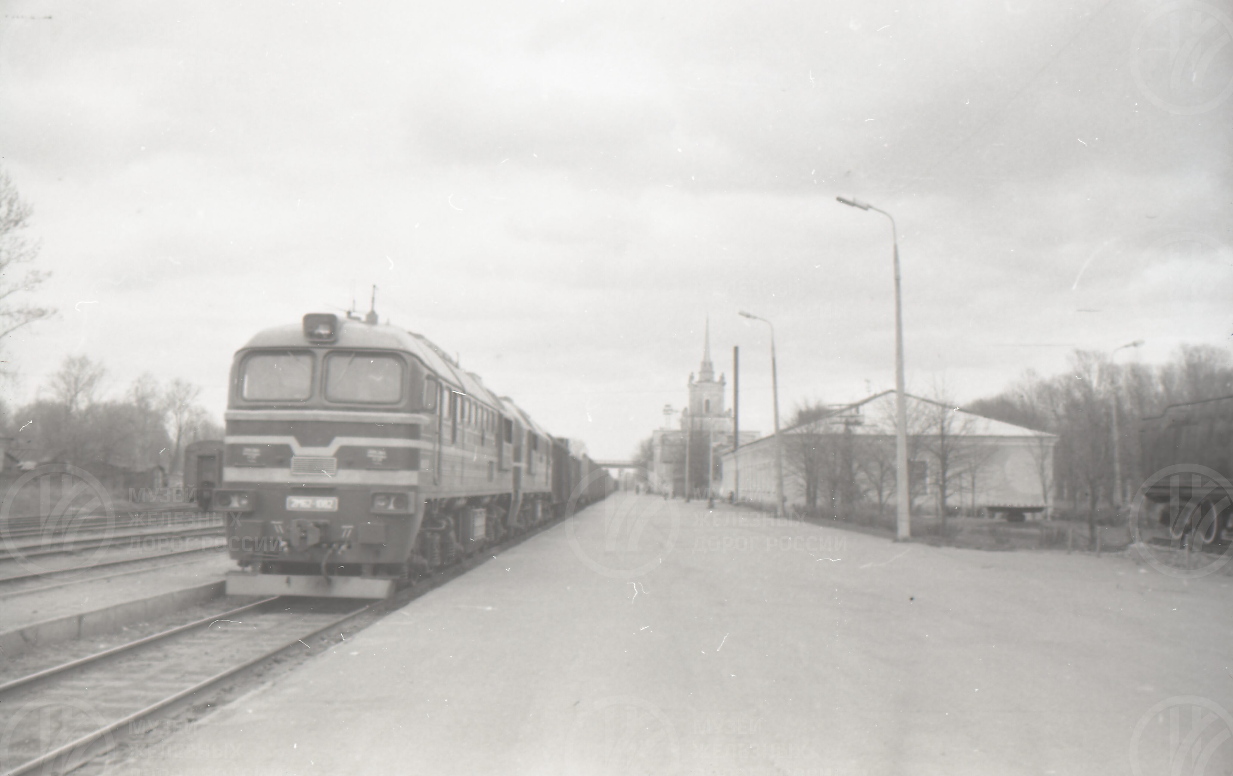 Тепловоз 2М62 с поездом, image 1
