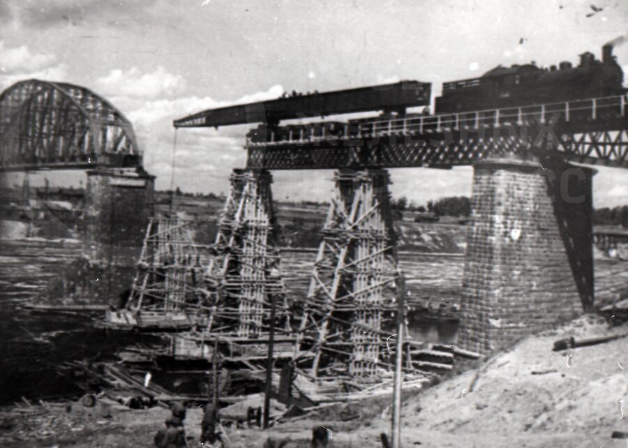 Восстановление разрушенного моста на реке Волхов. 1994 г.