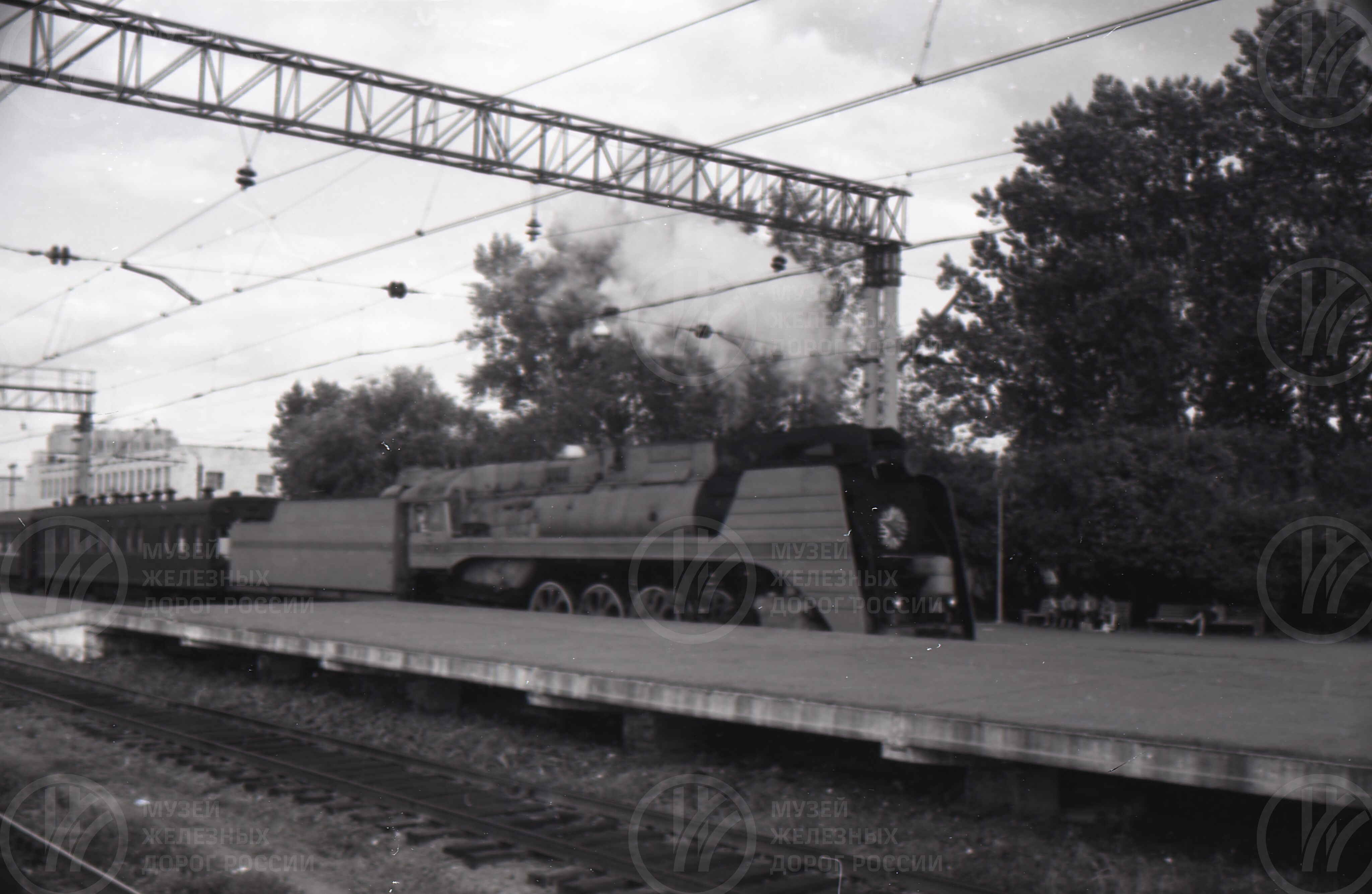 Паровоз П36 с пассажирским поездом, image 1