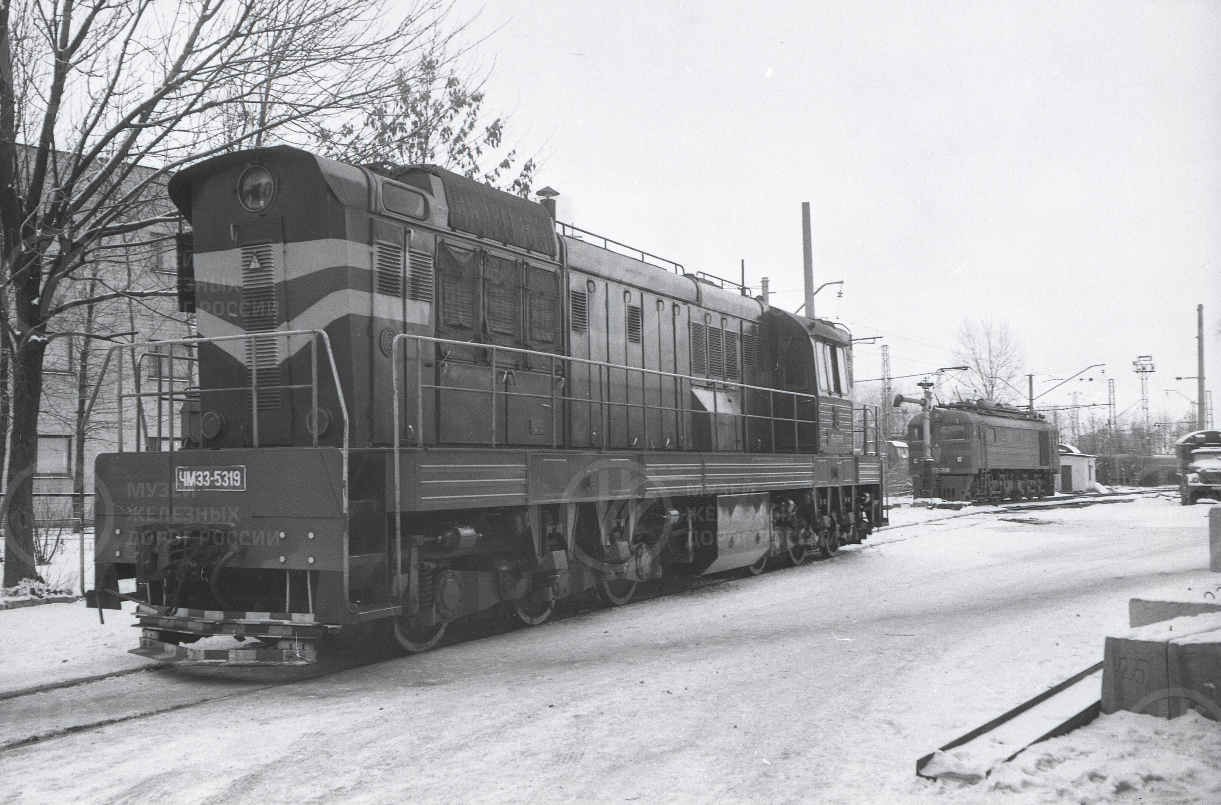 Тепловоз ЧМЭЗ-5319. Депо станции Калинин. 1992 г., image 1