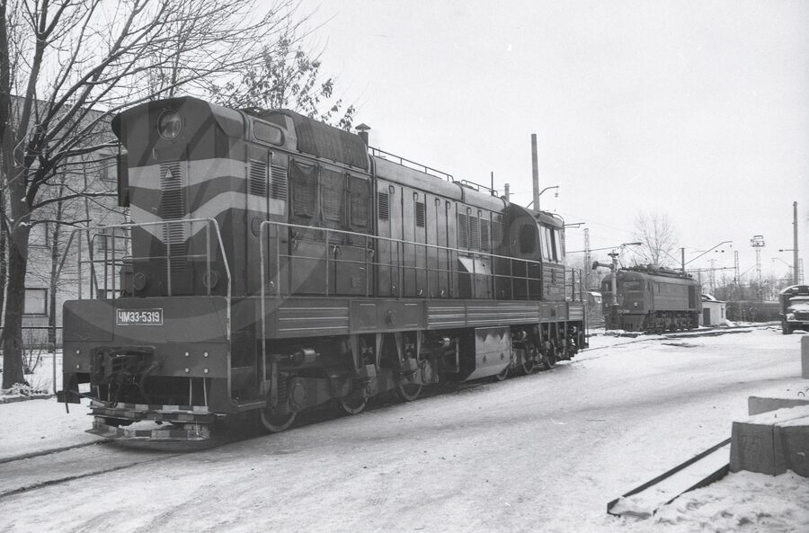 Тепловоз ЧМЭЗ-5319. Депо станции Калинин. 1992 г.