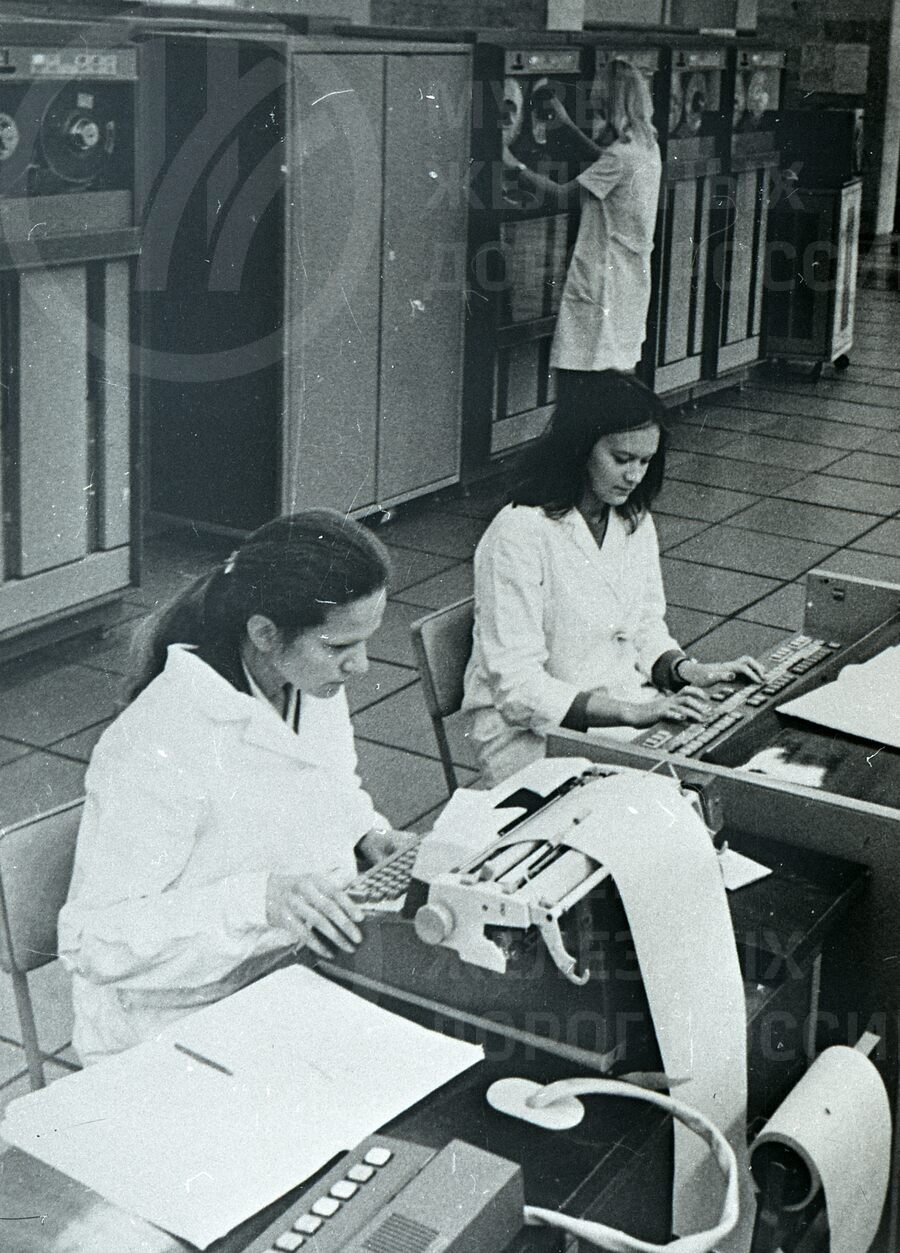 Вычислительный центр. Машинный зал ЭВМ. 1975 г.