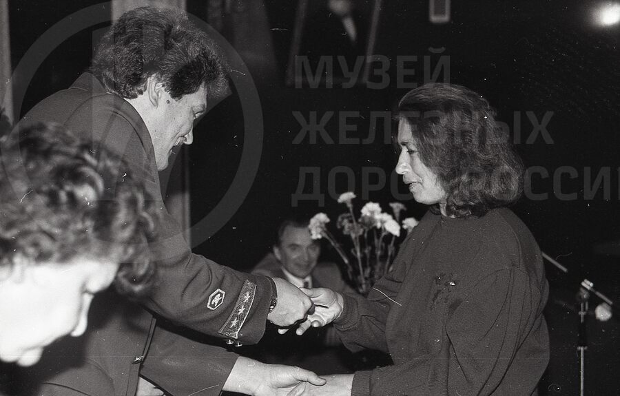 Награждение Е.Н. Дингилевской именными часами