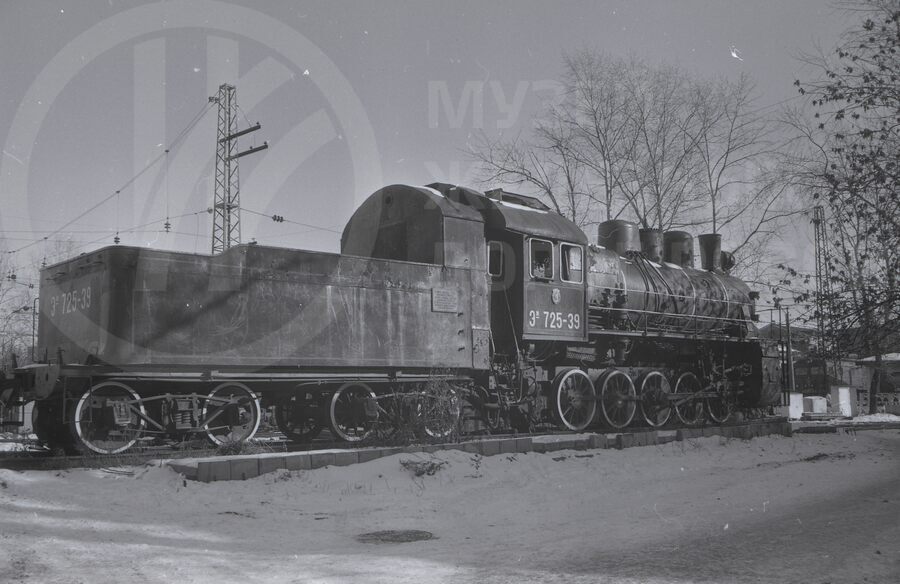 Паровоз-памятник Эм725-39. Станция Калинин (Тверь)