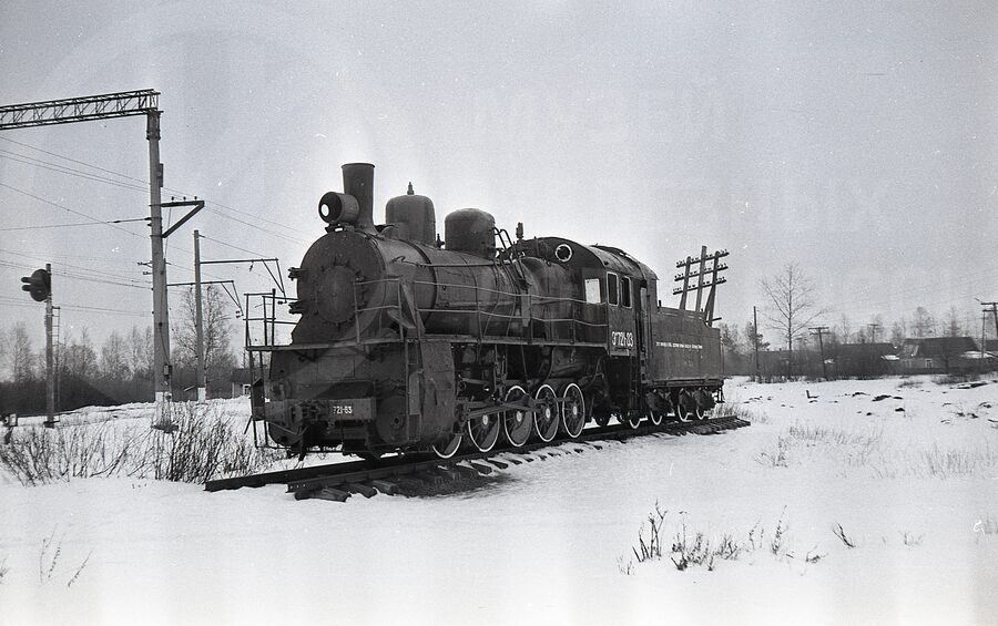 Паровоз-памятник Эм 721-83. Станция Петрокрепость