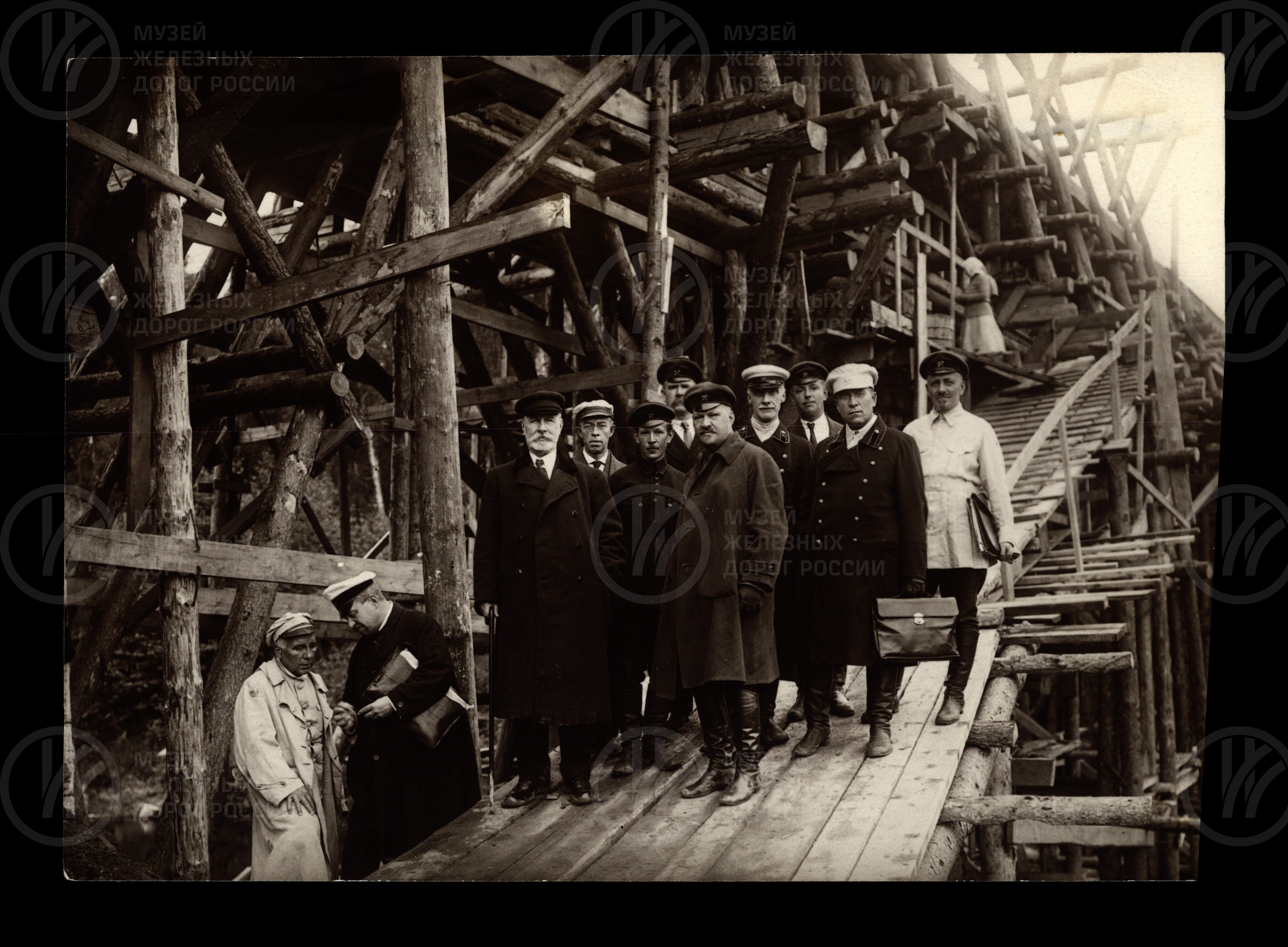 Группа инженеров на железнодорожной линии Веймарн – Ленинград. 1925 г., изображение 1