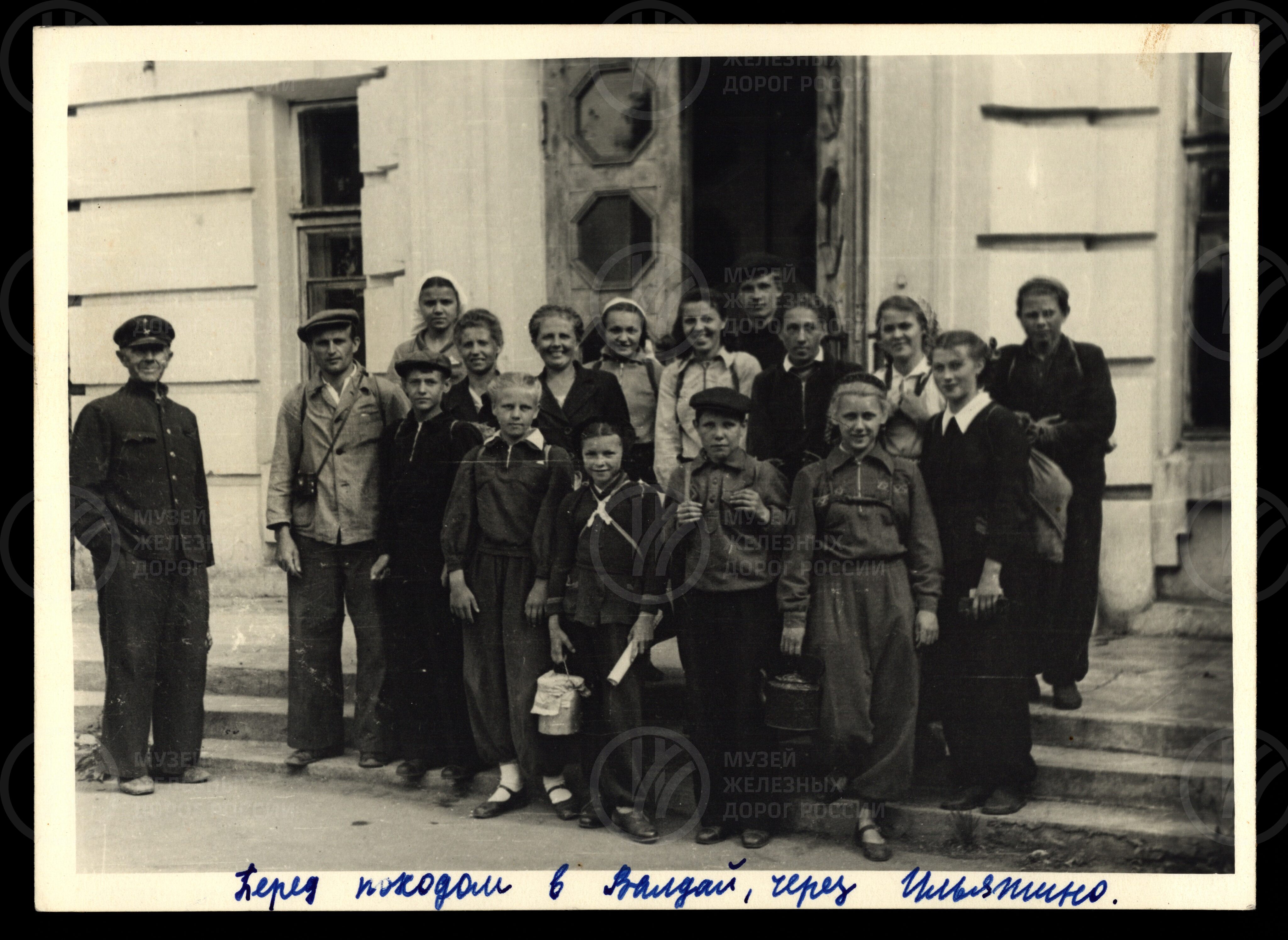 И.С. Мурашко с группой учащихся на Малой Октябрьской. 1970 г., изображение 1