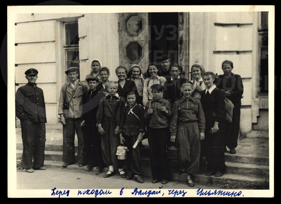 И.С. Мурашко с группой учащихся на Малой Октябрьской. 1970 г.