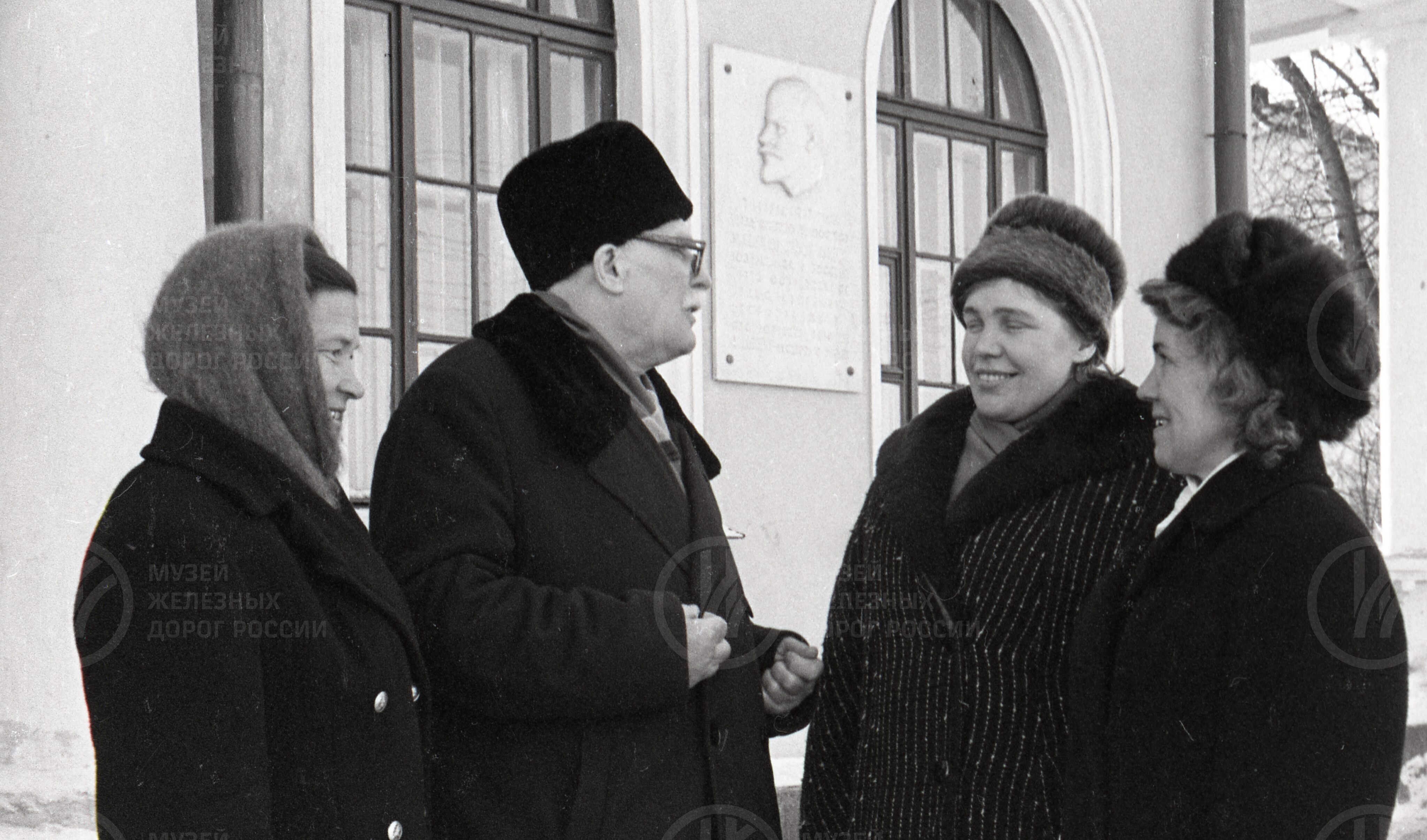 А.А. Андреев с группой железнодорожников, image 1