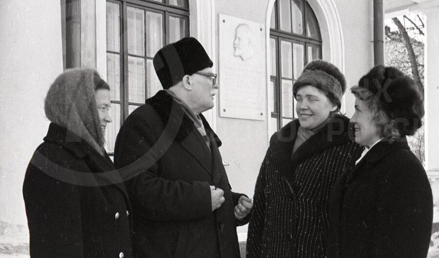А.А. Андреев с группой железнодорожников