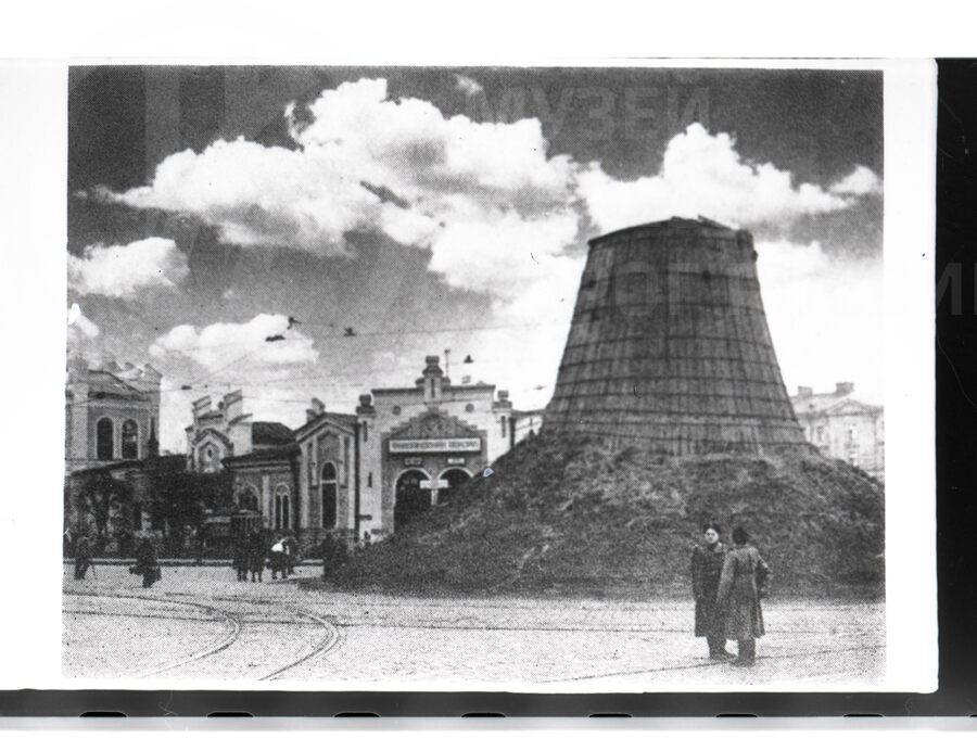 Памятник В.И. Ленину. Финляндский вокзал. 1941–1945 гг.